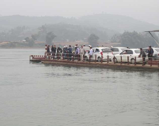 Phớt lờ biển cấm, tài xế và chủ bến phà giỡn mặt 'tử thần'