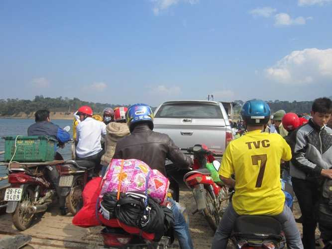 Phớt lờ biển cấm, tài xế và chủ bến phà giỡn mặt 'tử thần'