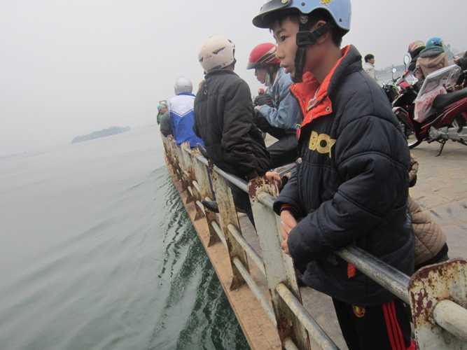 Phớt lờ biển cấm, tài xế và chủ bến phà giỡn mặt 'tử thần'