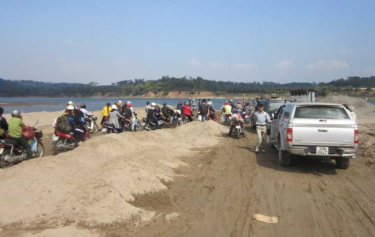 Phớt lờ biển cấm, tài xế và chủ bến phà giỡn mặt 'tử thần'