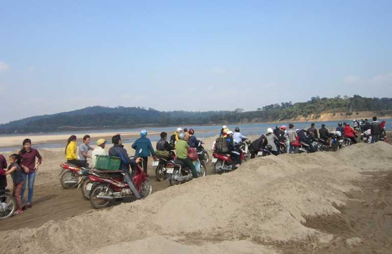 Phớt lờ biển cấm, tài xế và chủ bến phà giỡn mặt 'tử thần'