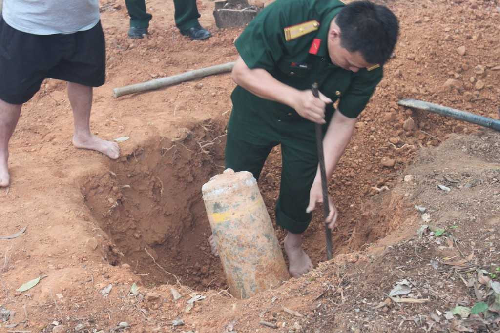 Lực lượng chức năng đang tiến hành đưa quả bom đi xử lý