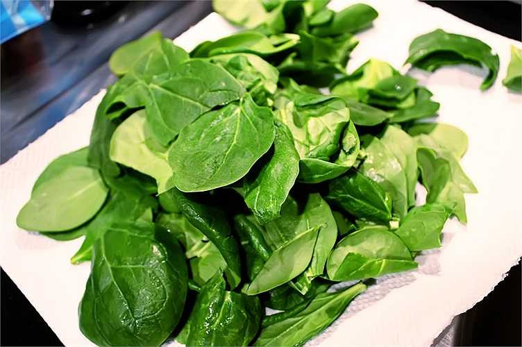 Rau bina: Khi căng thẳng tuyến thượng thận (nơi hormone căng thẳng được lưu trữ) sẽ tiết ra một lượng lớn vitamin C -đồng nghĩa cơ thể sẽ bị mất đi lượng vitamin. Rau bina giúp bù đắp lượng thiếu hụt vitamin A, C, K và các khoáng chất khác như mangan và sắt.