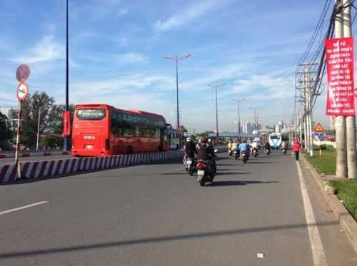 Theo nhiều tài xế thì việc cấm xe tải từ ngã 3 Cát Lái qua cầu Sài Gòn trên XLHN quá bất ngờ, không thông báo sớm, khiến họ bị động...