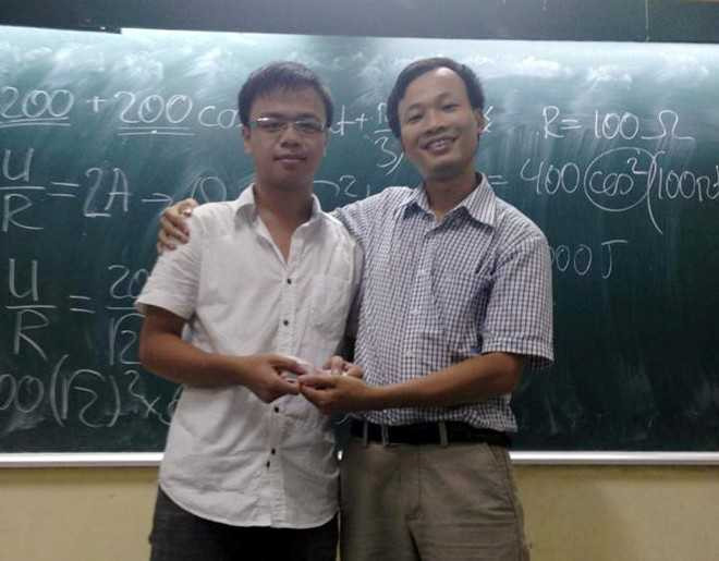 Thầy Phạm Trung Dũng luôn sẵn sàng giúp đỡ học trò khó khăn.