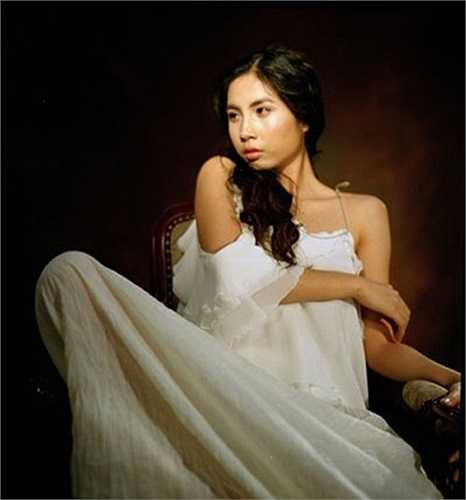 Dù được đánh giá cao bởi chất giọng khỏe và trong trẻo, nhưng cô không gây được nhiều chú ý với khán thính giả. Thuỷ Tiên trông rất 'mộc' khi mới vào nghề. 