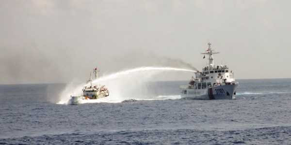 Trung Quốc huy động 80 tàu, máy bay quanh giàn khoan trái phép, đâm rách tàu cảnh sát biển VN