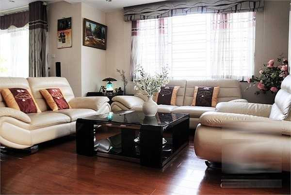 Phòng khách của ngôi nhà được bài trí thanh lịch với màu vàng kem sáng. Ngôi nhà luôn tràn ngập ánh sáng và gió tự nhiên nhờ 2 tầm nhìn thoáng ra khu vườn. 