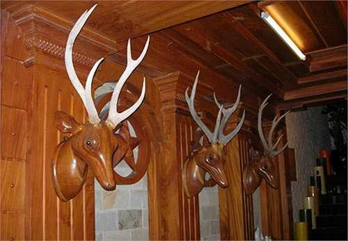 Căn nhà sở hữu nhiều đồ nội thất gỗ đắt tiền.