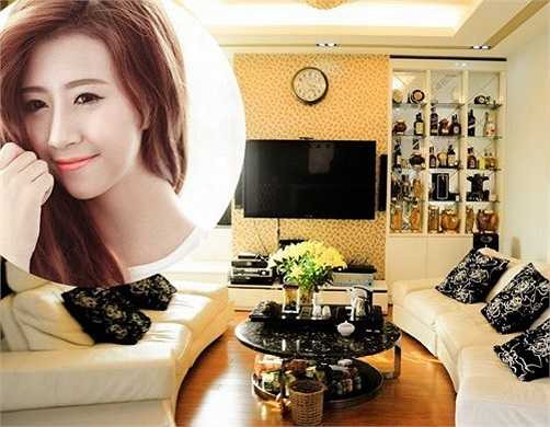 Không gian sống của gia đình Quỳnh Anh nằm trong khu căn hộ chung cư cao cấp tại phường Dịch Vọng - Cầu Giấy, Hà Nội. Ngôi nhà mang phong cách sang trọng, ấm cúng cùng nhiều đồ nội thất đắt tiền. 