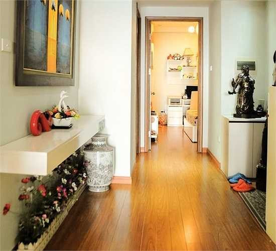 Lối vào phòng khách được trang trí nền nã.