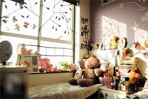 Một phần lớn trong không gian trong phòng ngủ Quỳnh Anh được dành cho bộ sưu tập gấu bông hoành tráng.