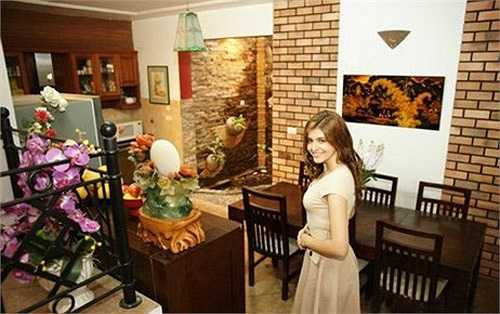 Mẫu Tây Andrea Aybar Carmona từng khoe căn biệt thự của gia đình tọa lạc ở khu Nghi Tàm, quận Tây Hồ với những tiện nghi sang trọng và đắt tiền.