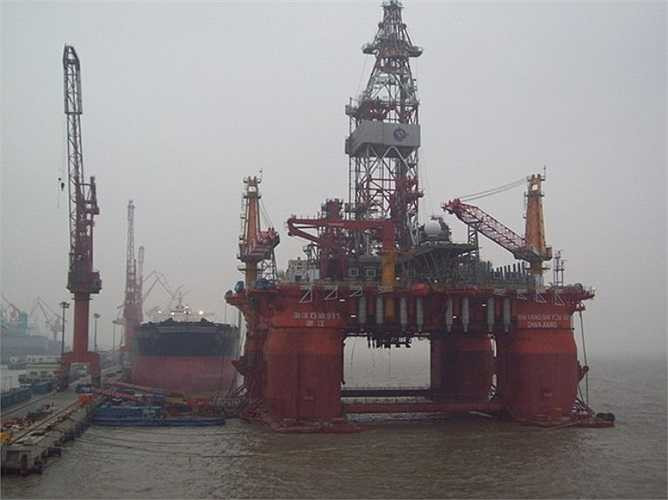 Hải Dương 981 (HD-981) là giàn khoan nửa nổi nửa chìm, có chiều dài 114 m, chiều rộng 90 m, chiều cao 137 m và khối lượng 31.000 tấn. Diện tích mặt sàn của nó bằng một sân bóng đá tiêu chuẩn. Theo Wall Street Journal, lượng thép mà người ta dùng để xây dựng HD-981 lớn gấp 4 lần lượng thép để dựng tháp Eiffel của Pháp. Theo thiết kế, HD-981 có thể chống chịu sóng cao 10 m cùng sức gió lên tới 160 km/h. Ảnh: China News