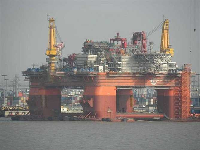 Tổng công ty Dầu khí Hải Dương Trung Quốc (CNOOC) hạ thủy giàn khoan HD-981 vào giữa năm 2012. Hiện tại, HD-981 thuộc quyền quản lý của công ty dịch vụ Bãi dầu Trung Quốc (COSL), đơn vị trực thuộc CNOOC. Ảnh: Tân Hoa Xã 