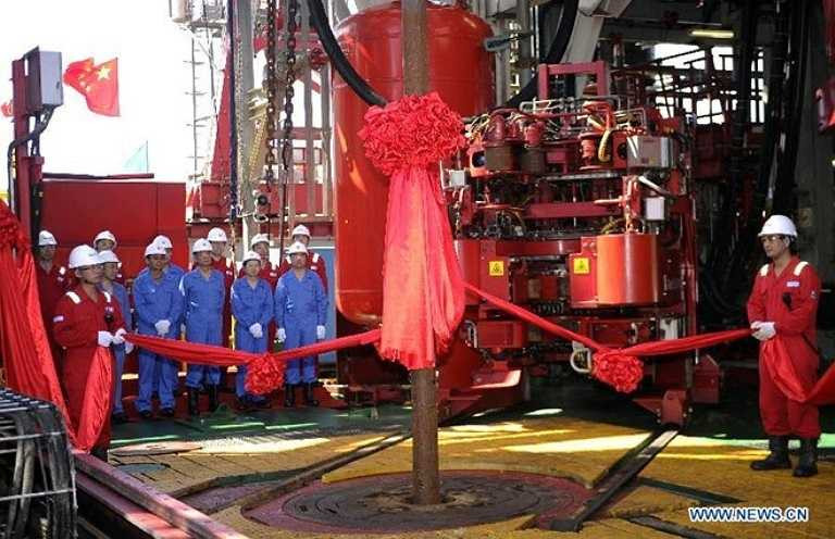 HD-981 là loại giàn khoan bán chìm thế hệ thứ 6, chuyên dụng ở vùng nước sâu đầu tiên của Trung Quốc. Nó ra đời nhằm khai thác dầu và khí đốt ở những vùng biển có độ sâu tối đa 3.000 m. Mũi khoan của HD-981 có thể tiếp cận những túi dầu ở độ sâu 10.000 m. Trước đó, các giàn khoan của Trung Quốc chỉ có thể khai thác dầu ở những vùng biển có độ sâu tối đa 500 m. Ảnh: Tân Hoa Xã
