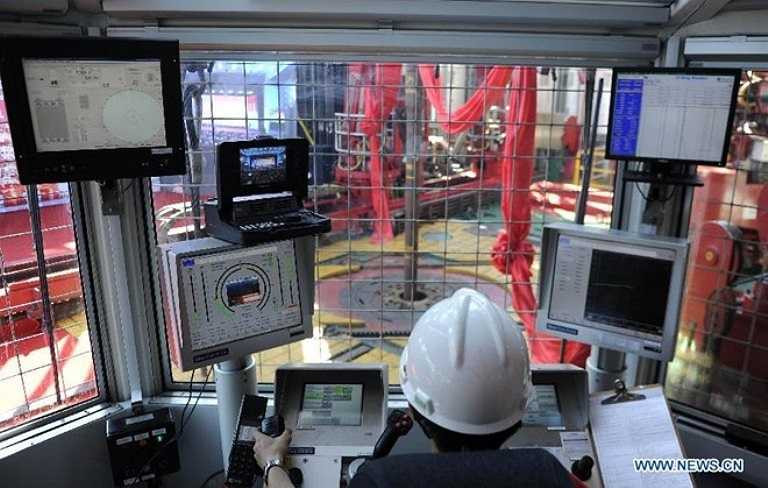 Tại buổi lễ đặt tên “Offshore Oil Aircraft Carrier” (Hàng không mẫu hạm dầu mỏ) cho giàn khoan HD 981, Chủ tịch CNOOC Wang Yilin tuyên bố: 'Thiết bị khoan dầu dưới biển sâu của Trung Quốc đã bắt đầu chuyển động và nó là công cụ rất cần thiết cho việc thực hiện chiến lược khai thác dầu ngoài khơi của Trung Quốc'. Ảnh: Tân Hoa Xã