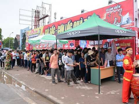 Chen chân mua hàng điện máy khuyến mại đầu hè ở Hà Nội