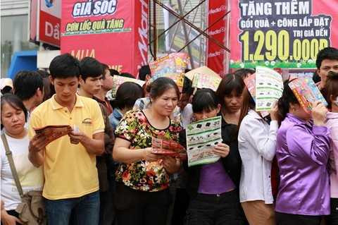 Chen chân mua hàng điện máy khuyến mại đầu hè ở Hà Nội