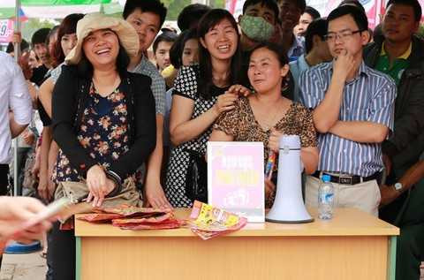 Chen chân mua hàng điện máy khuyến mại đầu hè ở Hà Nội