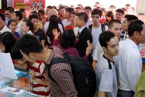 Chen chân mua hàng điện máy khuyến mại đầu hè ở Hà Nội