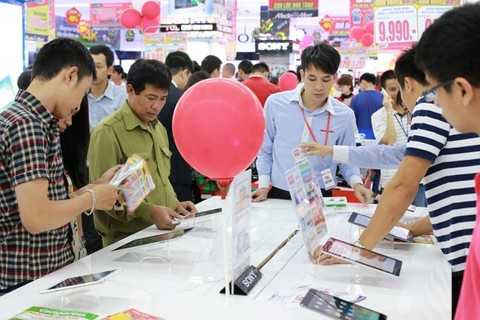 Chen chân mua hàng điện máy khuyến mại đầu hè ở Hà Nội