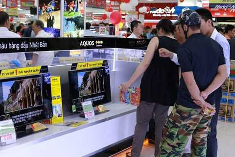 Chen chân mua hàng điện máy khuyến mại đầu hè ở Hà Nội