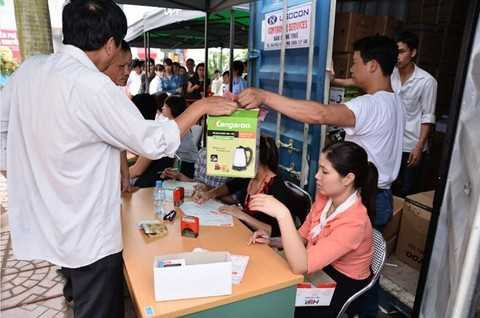 Chen chân mua hàng điện máy khuyến mại đầu hè ở Hà Nội