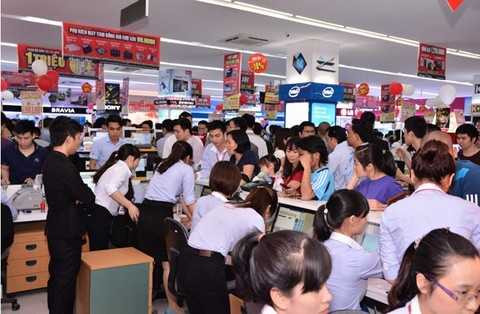 Chen chân mua hàng điện máy khuyến mại đầu hè ở Hà Nội