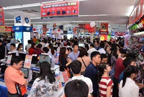 Chen chân mua hàng điện máy khuyến mại đầu hè ở Hà Nội