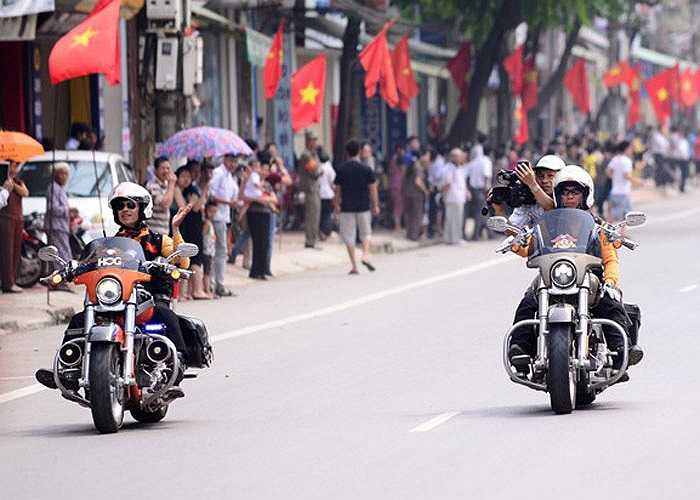 Bộ đôi Harley-Davidson FLSTSE3 CVO Softail Convertible 2012 thuộc đoàn mô tô phân khối lớn của câu lạc bộ mô tô Hà Nội, được tách tốp khi hộ tống các vận động viên đua xe đạp chạy đường trường hoặc rải chốt khi cuộc đua diễn ra trong thành phố.