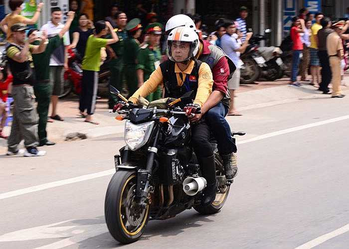 Mẫu naked-bike Yamaha FZ1. Model này thuộc thế hệ thứ hai của dòng FZ1, được trang bị động cơ 4 xi-lanh thẳng hàng, DOHC, 20 van, làm mát bằng chất lỏng, dung tích 998cc.