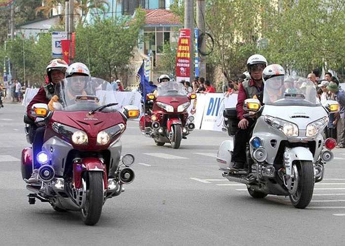 Trước vòng đua ở Điện Biên Phủ, dàn mô tô này đã tham gia dẫn đoàn đua xe đạp tại chặng quanh thành phố Sơn La và từ Sơn La đến Điện Biên.