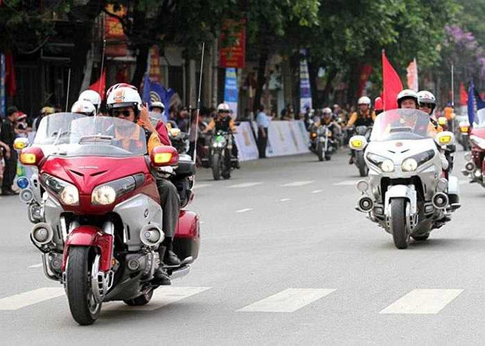 Có khoảng 10 chiếc Honda Goldwing GL1800 góp mặt trong đoàn mô tô.