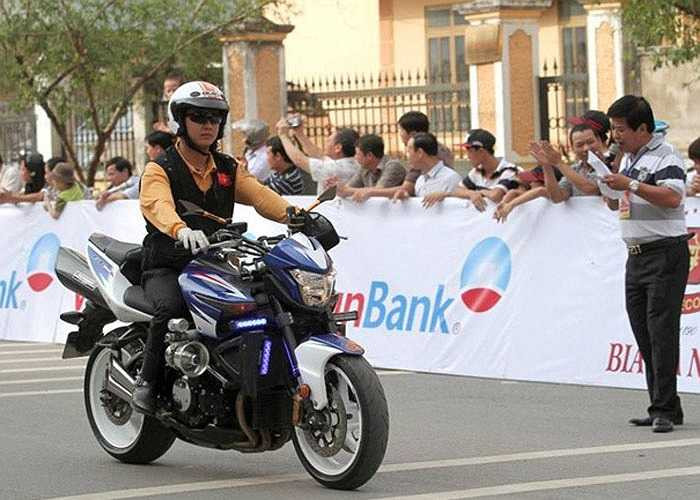 Mẫu naked-bike Suzuki B-King ra mắt năm 2007, sử dụng chung động cơ của Hayabusa, dung tích 1.340cc, sản sinh công suất tối đa 181 mã lực tại 9.500 vòng/phút, mô-men xoắn cực đại 146 Nm tại 7.200 vòng/phút.