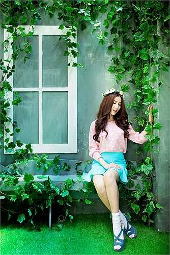 Với mái tóc thả bồng bềnh và vòng hoa khô, trông Diễm My như bước ra từ câu chuyện cổ tích thời hiện đại.