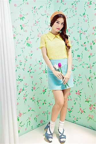 Tiếp tục cuộc dạo chơi sắc màu, sự kết hợp với khăn turban chấm bi màu cam đất đậm phong cách retro là một biến tấu thú vị của Diễm My.