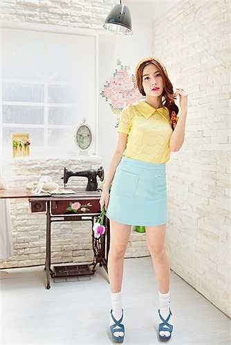 Diễm My hoàn thiện phong cách retro bằng giày đế thô và tất trắng lấy cảm hứng từ thập niên 1950.