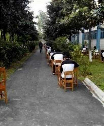 Việc sắp xếp bàn ghế cách xa nhau đã giúp hạn chế tình trạng quay cóp bài của học sinh, đại diện nhà trường cho biết thêm.