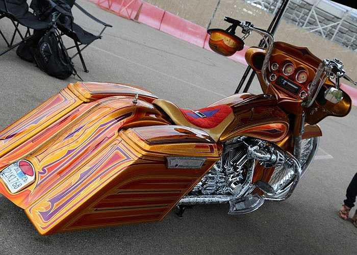 Những dòng xe này thường được trang bị bánh trước cỡ lớn trong khi trọng tâm xe bị hạ xuống thấp.