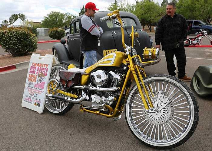 Không chỉ được thay đổi kết cấu, khung gầm, các chi tiết trang trí trên xe cũng được chau chuốt kỹ lưỡng.