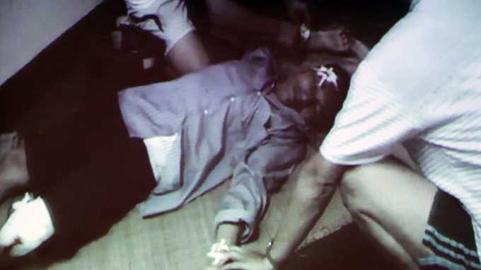 Chăm sóc một kiểm ngư viên Việt Nam bị thương - Ảnh chụp từ video