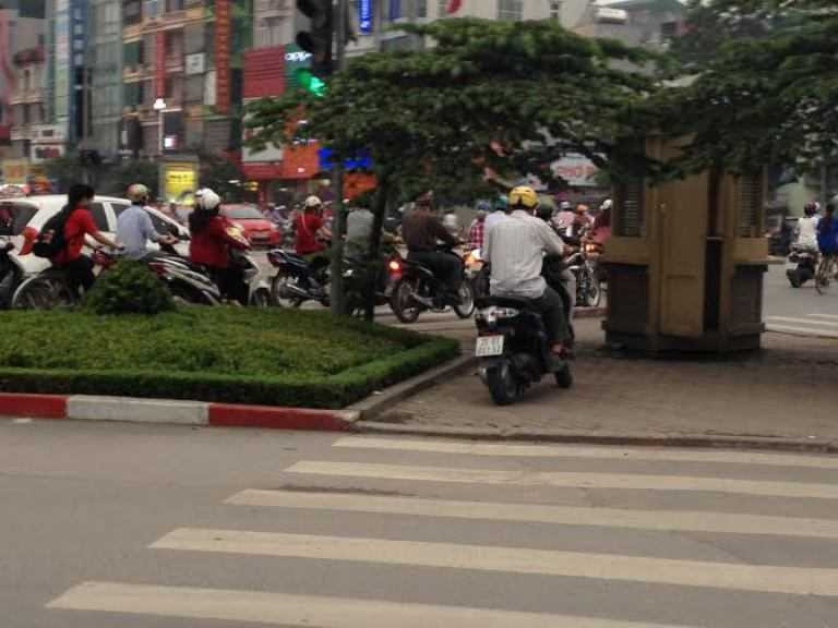 Chở 3 không đội mũ bảo hiểm ngang nhiên qua mặt cảnh sát giao thông.