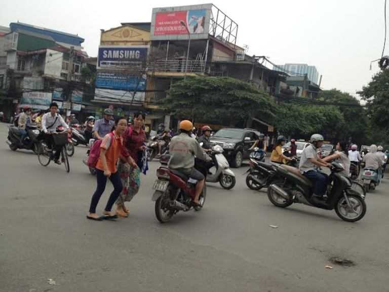 Người đi bộ nơm nớp lo sợ khi đi qua ngã tư Trần Đại Nghĩa.