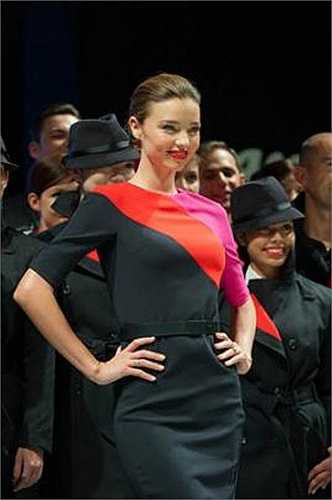 Siêu mẫu Miranda Kerr giới thiệu bộ đồng phục tiếp viên của hãng Hàng không Qantas của Úc tháng 12/2013.