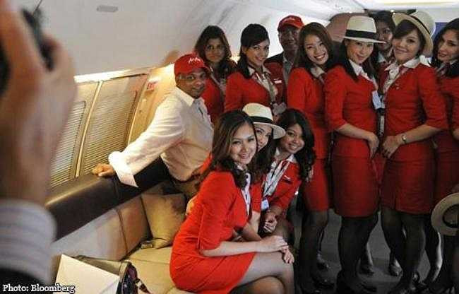 Các nữ tiếp viên duyên dáng và sành điệu trong bộ đồng phục của Hãng hàng không Malaysia, Air Asia.