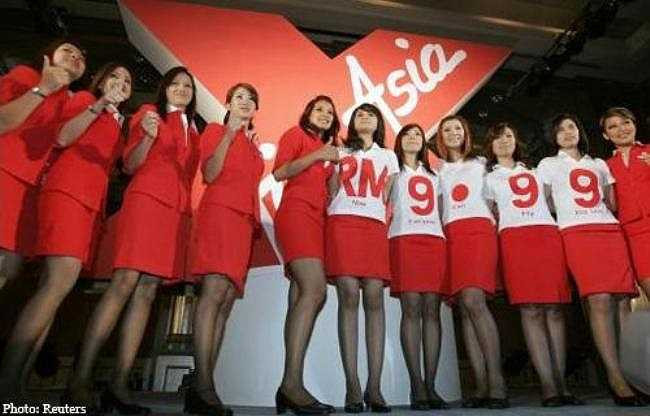 Bồ độ được thiết kế với chiếc váy ngắn chưa qua tới đầu gối và lấy màu đỏ làm chủ đạo.