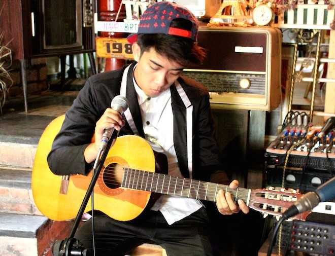 Nguyễn Tuấn Anh - chàng nam sinh Hàng không nổi bật với khả năng nhiều loại nhạc cụ.