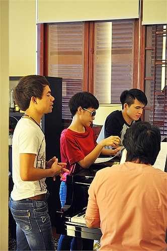 'Ban đầu cũng hơi khó khăn một chút với 2 ca khúc, nhưng tập một lúc thì mọi việc cũng đâu vào đó. Điều thú vị là càng tập tôi càng thích'