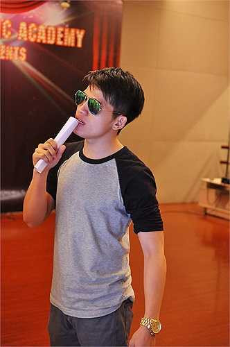 'Nhưng lục tung cả tủ bài hát của tôi lên vẫn chưa có ca khúc phù hợp hoàn toàn với yêu cầu của chính tôi đưa ra cả'.